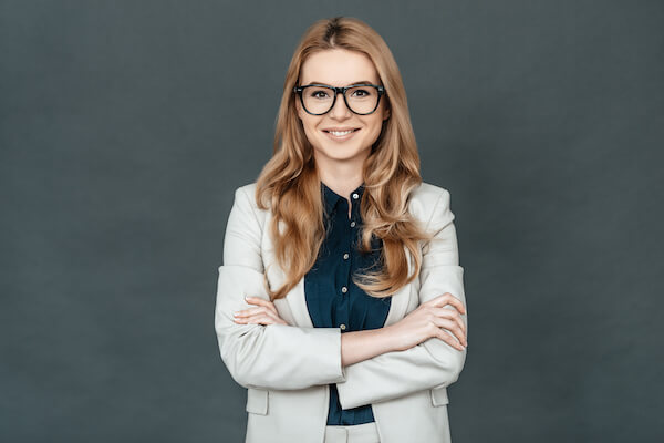 Women with crossed arms smiles at the camera