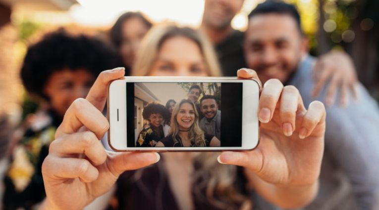 group selfie with iphone